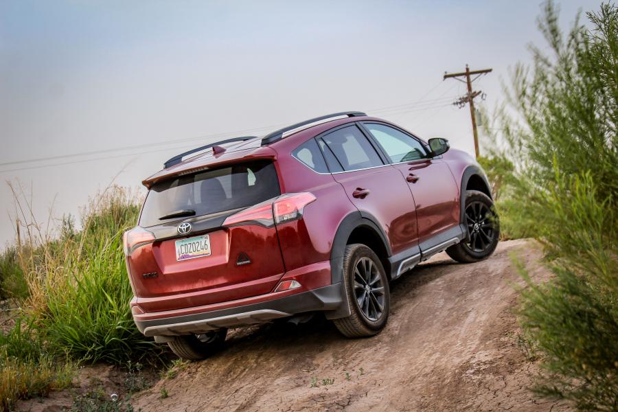  Toyota RAV4 Adventure 2017 года  (NA) (фото 13 из 21)